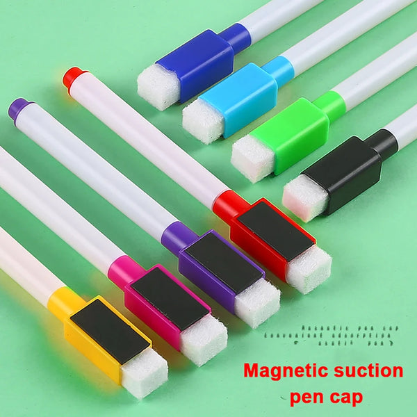 Acht magnetische Pen-Kappen in verschiedenen Farben, darunter blau, grün, schwarz und rosa, auf grünem Hintergrund.