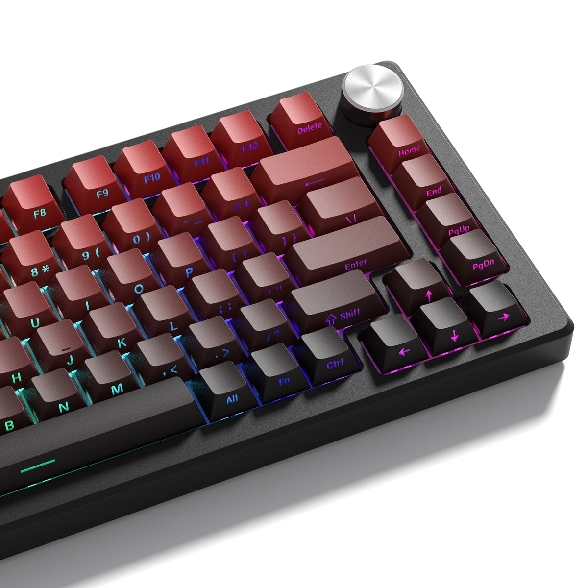 Nahaufnahme einer schwarzen mechanischen Tastatur mit individuell gedruckten Doppel-Shot-Tasten in verschiedenen Rottönen und