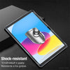 Vista cercana de un protector de pantalla de vidrio templado resistente a impactos aplicado a una pantalla de iPad.