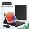 Eine schwarze Tastaturhülle und eine Bluetooth-Maus neben einem Apple iPad.