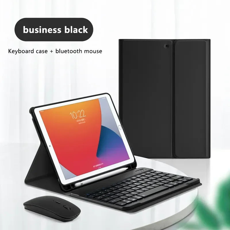 Eine schwarze Tastaturhülle und eine Bluetooth-Maus neben einem Apple iPad.