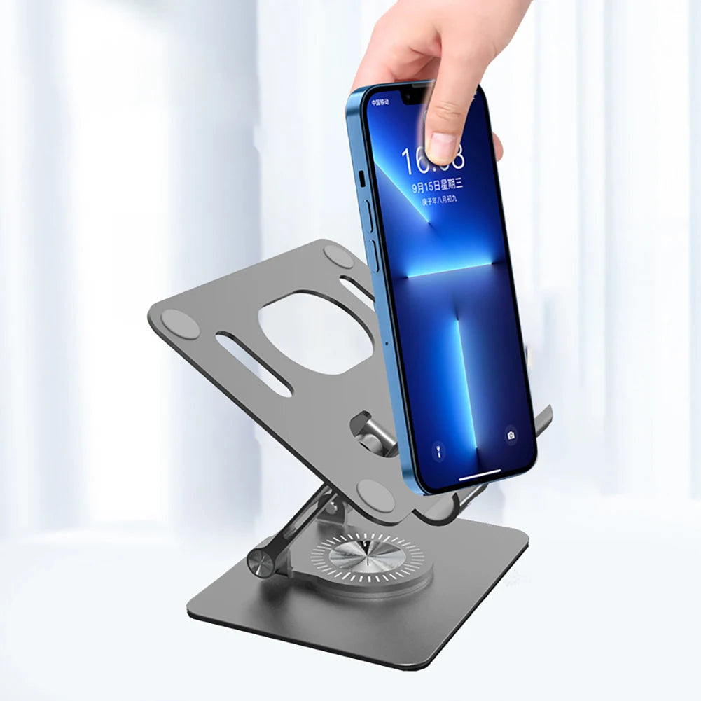 Eine Hand hält ein blaues Smartphone in einem 360°-drehenden Tablet-Ständer.