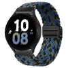 Schwarze Smartwatch mit blau-grünem gemustertem Magnetarmband auf weißem Hintergrund.