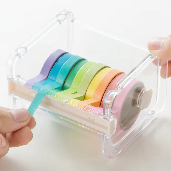 Eine Hand hält einen Multi-Stil-Washi-Band-Schnitt- und Dispenser mit verschiedenen bunten Bändern darin.