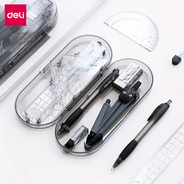Klare Kunststofftasche mit professionellen Zeichenwerkzeugen wie Linealen und Stiften auf einer weißen Oberfläche.