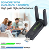 محول واي فاي ثنائي النطاق أسود مع موصل USB يوضح اتصالاً عالي الأداء.
