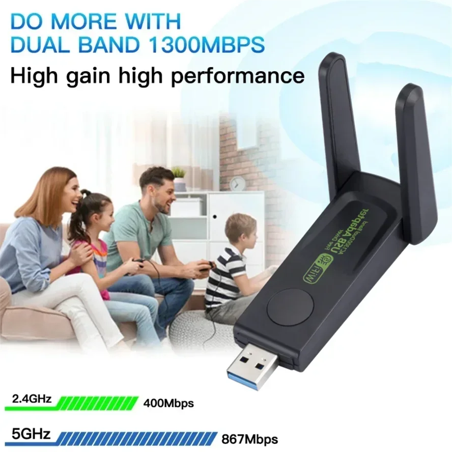 محول واي فاي ثنائي النطاق أسود مع موصل USB يوضح اتصالاً عالي الأداء.