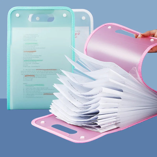 Organisateurs à accordéon roses et vert menthe contenant des piles de papiers blancs.