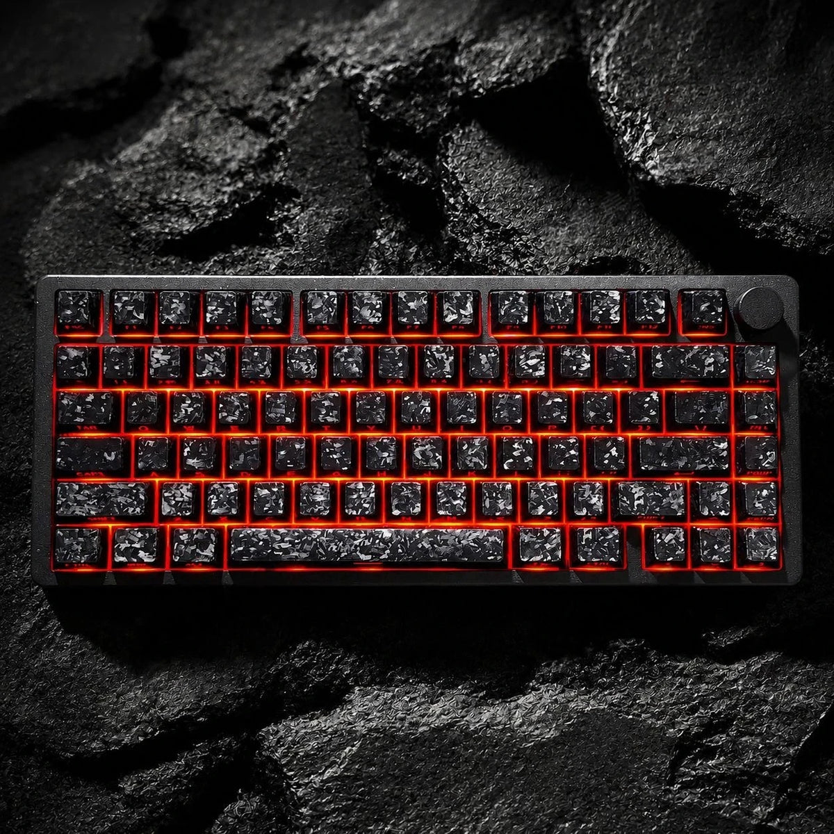 Nahaufnahme einer schwarzen mechanischen Tastatur mit roten Kohlenstoff-Keycaps auf einer dunklen, strukturierten Oberfläche.