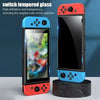 Rote und blaue Nintendo Switch-Konsole mit Schutzfolie auf dem Bildschirm