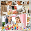 Una mujer y un niño con una bolsa de mano transparente de PVC llena de huevos de Pascua coloridos.
