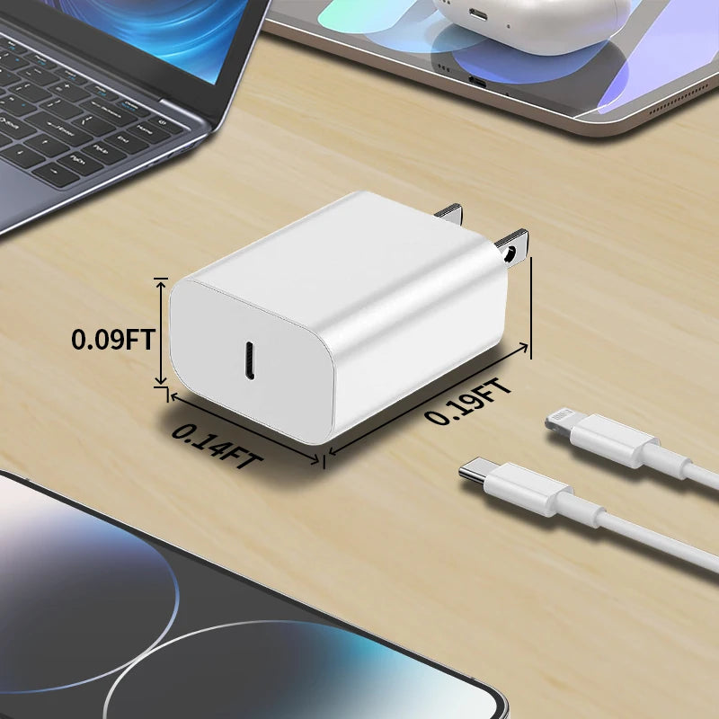كابل شحن فاست USB-C أبيض بجانب حاسوب محمول وجهاز آبل.