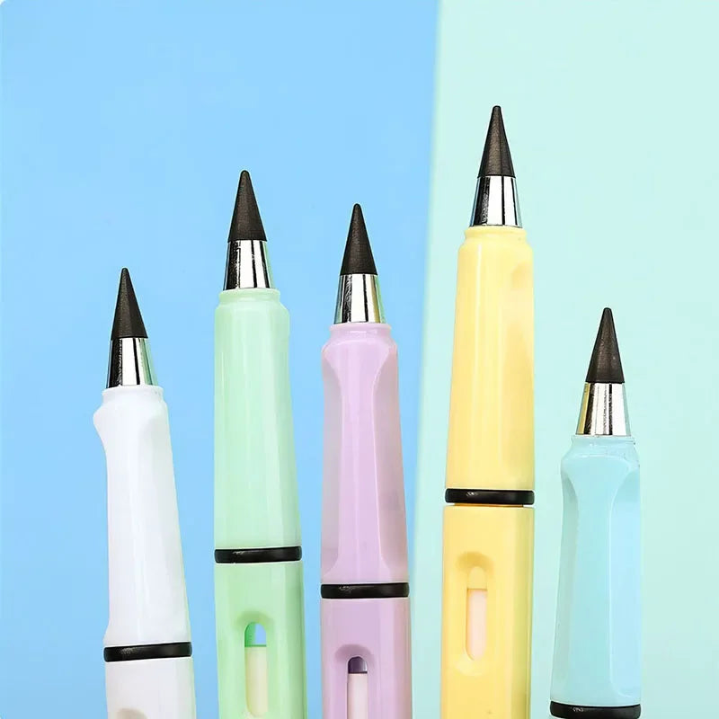Une collection de crayons à écrire illimités de différentes couleurs, debout sur un fond bleu clair et vert menthe.