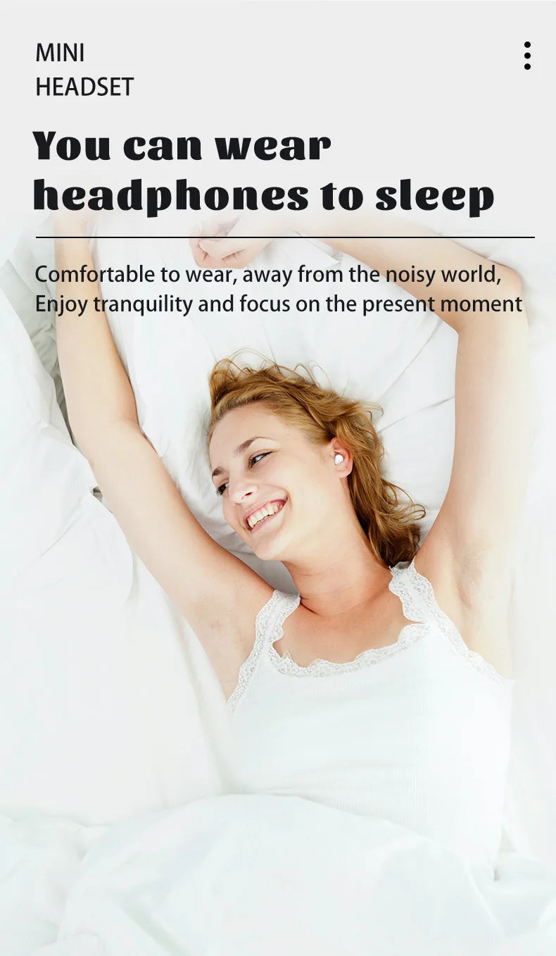 Una mujer relajándose en la cama usando auriculares pequeños mientras duerme.