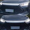 Nahaufnahme der Frontgrill und Motorhaube eines Autos mit integriertem LED-Streifen.