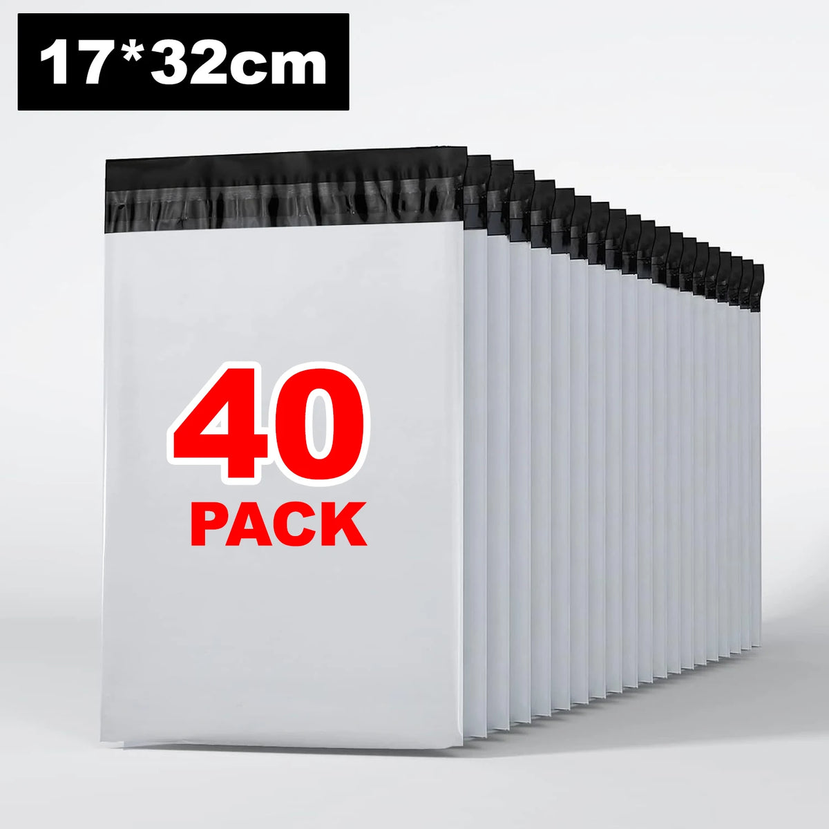 Ein Stapel von 40 weißen selbstklebenden Poly-Umschlägen mit schwarzen Deckeln auf weißem Hintergrund.