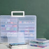 Klares Plastik-Fotoaufbewahrungsbox-Organizer gefüllt mit verschiedenen kleinen Fotos und Andenken.