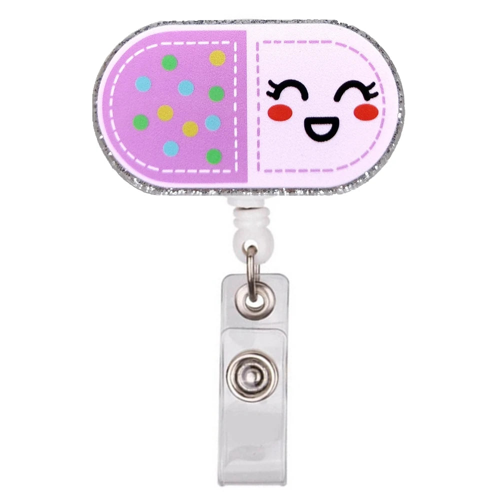 Rosa Glitzer-Acryl-ID-Badge-Klemme mit lächelndem Gesicht und farbenfrohen Polkadot-Muster.