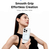 Una mujer sostiene un estuche Orico smooth grip NVMe SSD, demostrando su diseño para una creación fácil.
