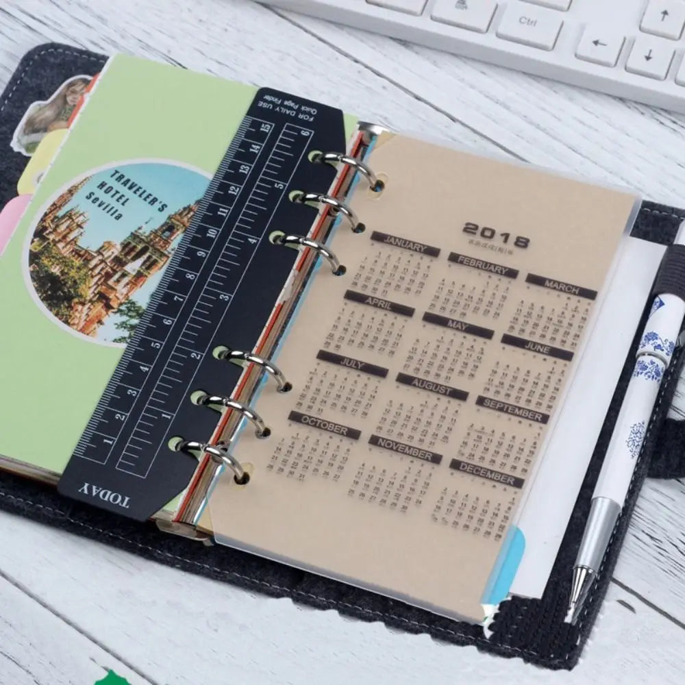 Transparentes PVC-Notizbuch mit monatlichem Kalender und Reise-Markierung.