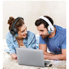 Eine Frau und ein Mann benutzen einen Laptop mit 2-in-1 Bluetooth-Audioadaptern für Geräte.
