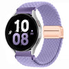 Lila magnetischer Armband für eine Smartwatch mit schwarzem Zifferblatt und silbernem Gehäuse.