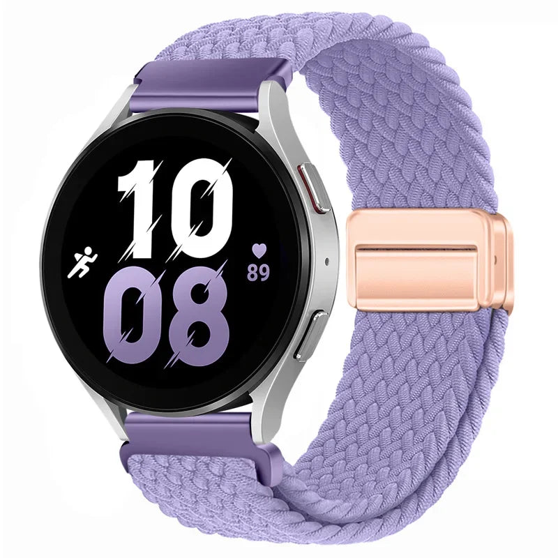 Lila magnetischer Armband für eine Smartwatch mit schwarzem Zifferblatt und silbernem Gehäuse.