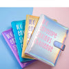 Präsentation einer Sammlung farbiger Umschläge und Ordner in Pink, Blau, Gelb und Silber auf hellem Hintergrund