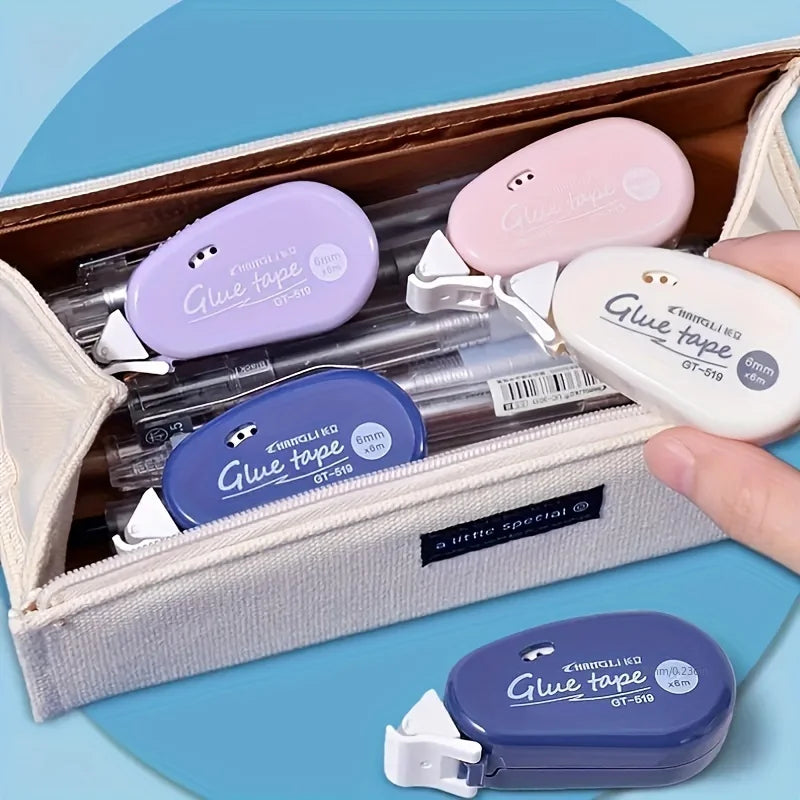 Eine Sammlung lila und weißes Klebebandrolle in einer hellen Box.