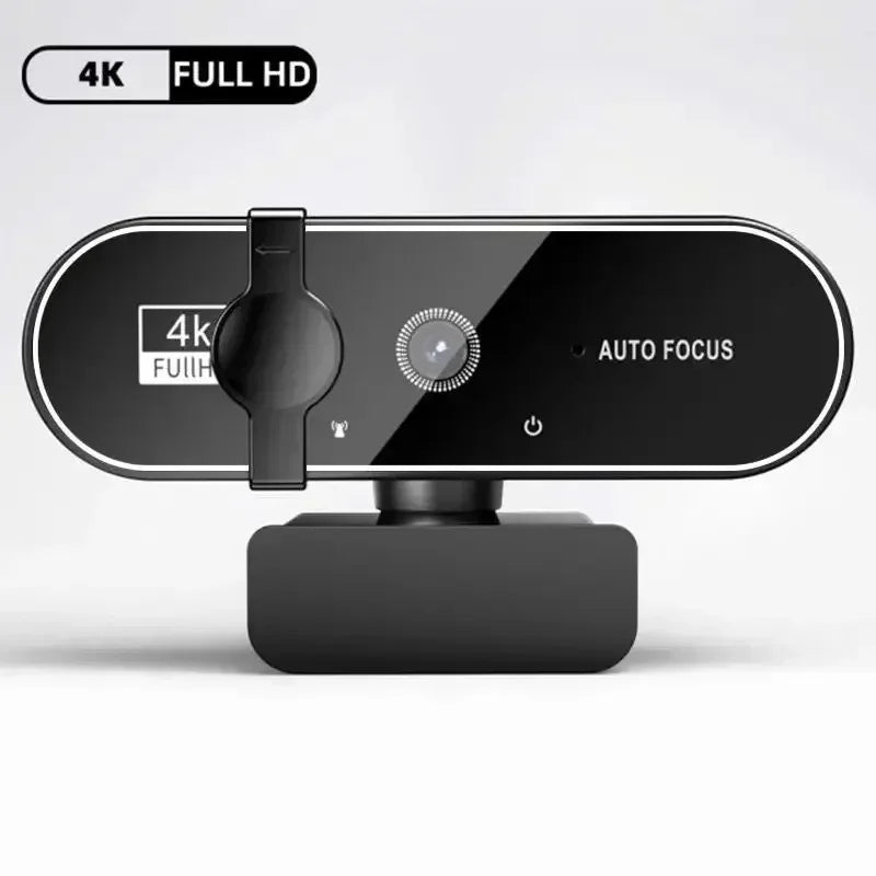 كاميرا ويب سوداء بدقة 4K مع تركيز تلقائي وميكروفون على خلفية بيضاء.