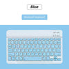 Weißes Bluetooth-Tastature mit blauem Etikett und Nahaufnahme der Tasten.