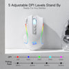 Un ratón para juegos blanco con luces LED personalizables junto a una gráfica de nivel DPI.