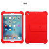 Cubierta de silicona roja para soporte del iPad Mini, junto a la funda abierta.
