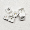 Eine Sammlung weißer PBT-Tastenhuber mit verschiedenen mehrsprachigen Symbolen und Icons für eine mechanische Tastatur