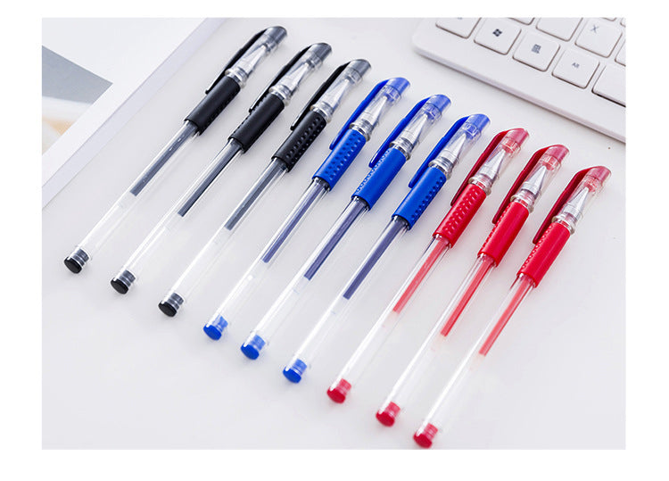Una colección de bolígrafos de gel multicolor con diversas puntas y recargas, dispuestos sobre una superficie blanca.