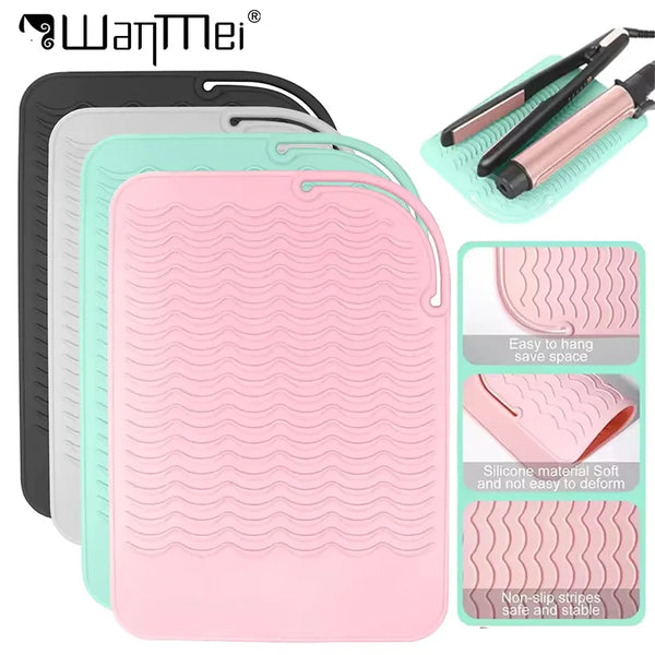 Almohadilla de silicona resistente al calor rosa con textura ondulada y tiras antideslizantes, mostrada junto a planchas riza