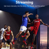 Ein Mann in blauem Hemd spielt intensiv einen Sport, mit Werbung für flüssiges Streaming.