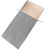 Cubierta de teclado de silicona para MacBook, mostrada doblada y empaquetada en una bolsa de tela gris.