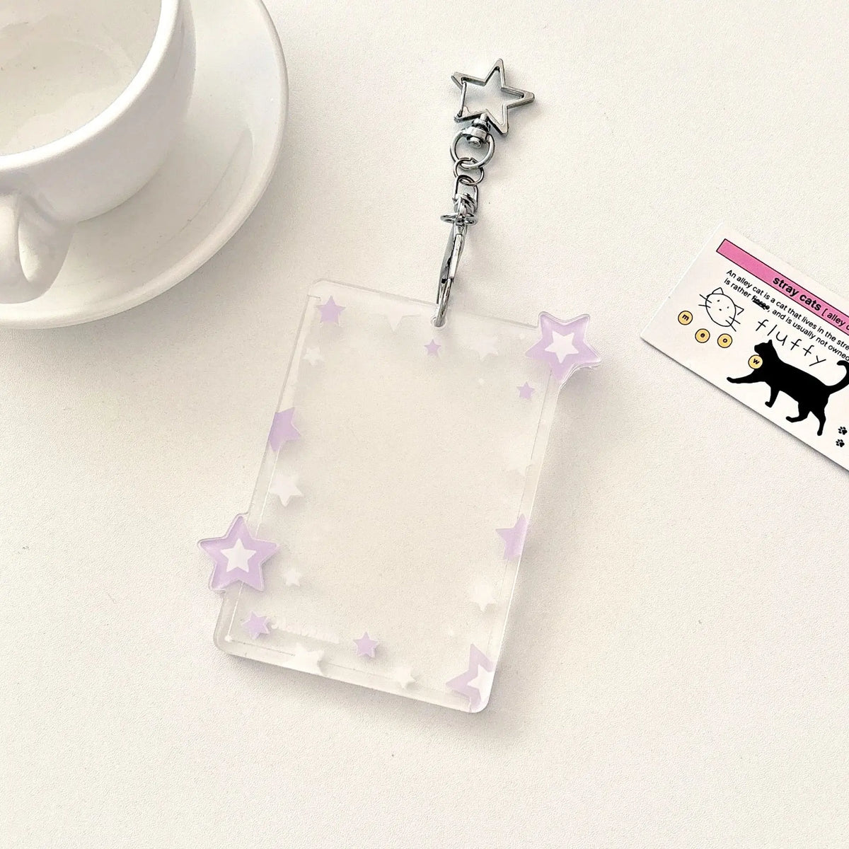 Pendentif avec porte-carte en acrylique transparent, charm argenté et étoiles violettes