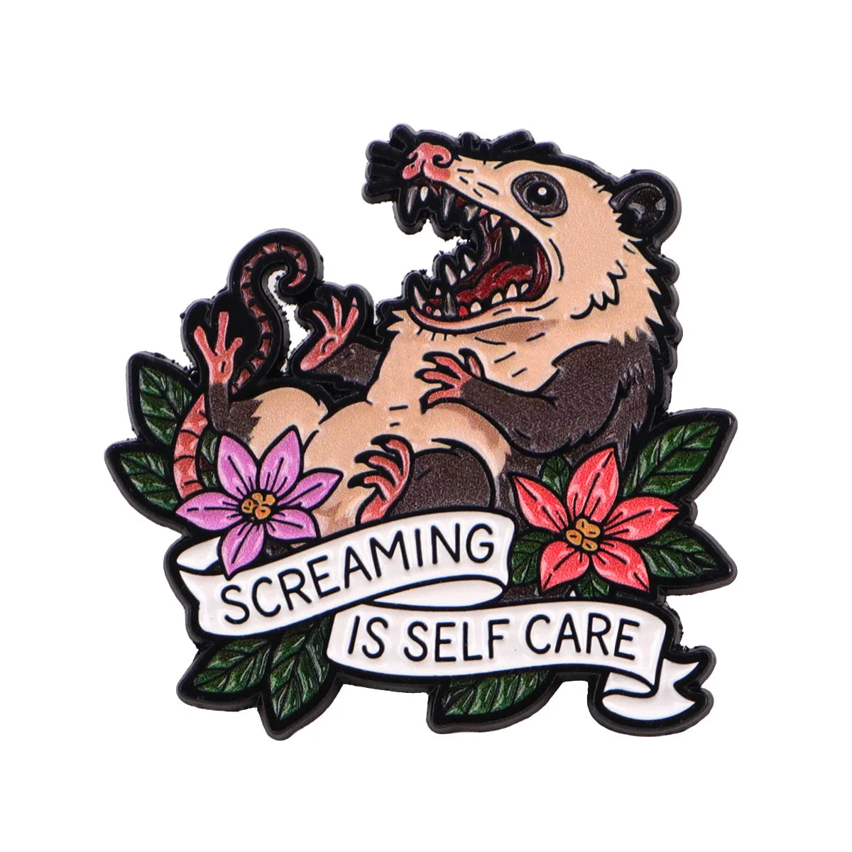 Broche émail représentant un visage de raton laveur féroce et grognant entouré de fleurs roses et rouges avec le texte Scream