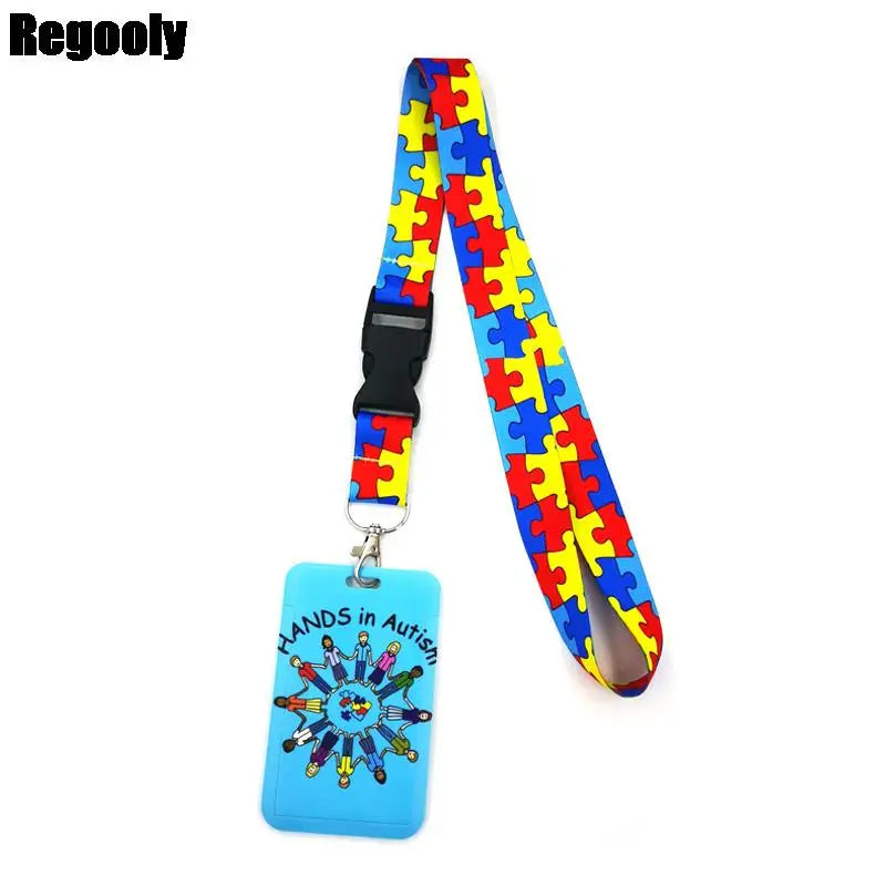 Buntes Puzzle-Teil-Muster-Lanyard mit blauem Anhänger für Ausweise und Handys.
