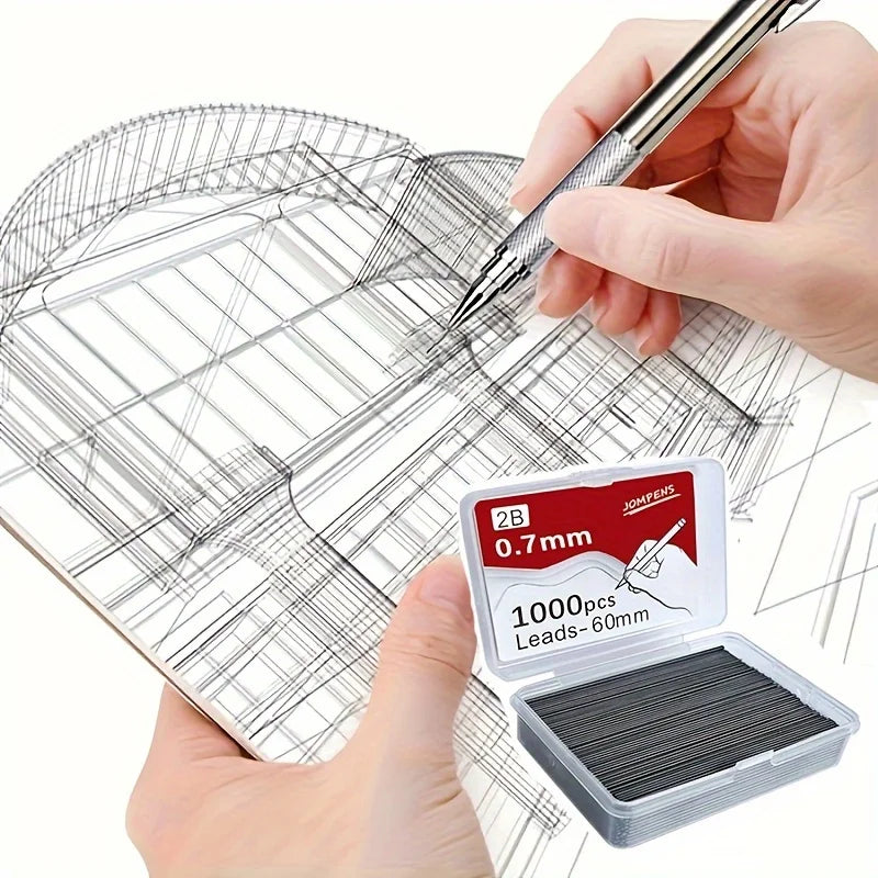 Una mano usa un lápiz mecánico para dibujar en un plano arquitectónico transparente junto a una caja de mil lápices.