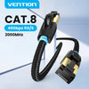 Schwarzes Cat8 Ethernet-Patchkabel mit goldener Buchse und blauer Isolierung vor hellem Hintergrund.