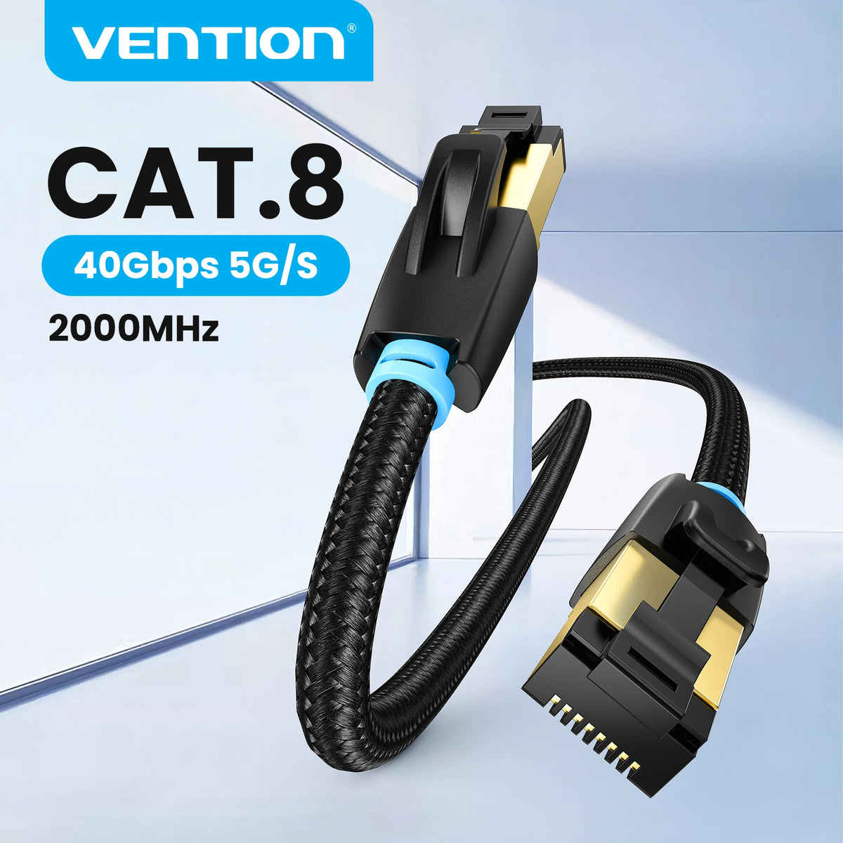 Schwarzes Cat8 Ethernet-Patchkabel mit goldener Buchse und blauer Isolierung vor hellem Hintergrund.