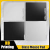 Un set de quatre tapis de souris en verre trempé avec des motifs noir et blanc pour le gaming et l'ordinateur de bureau.