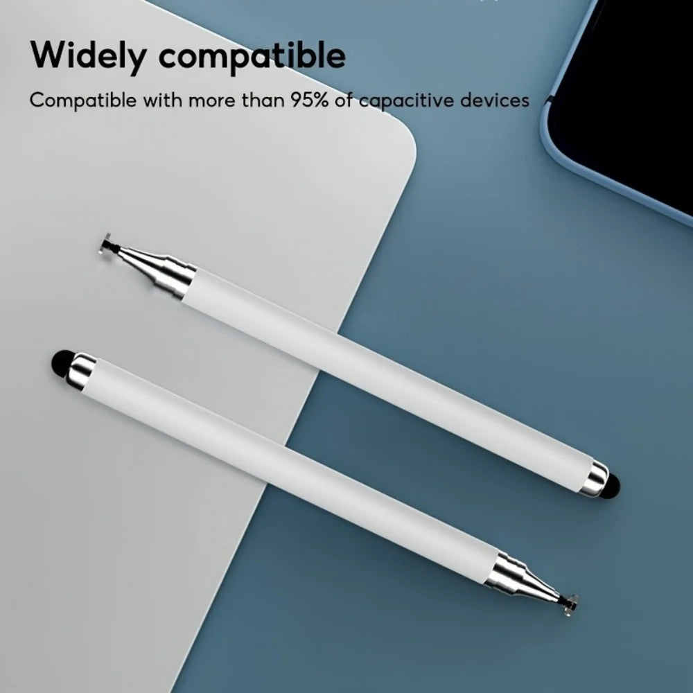 Un lápiz óptico blanco junto a una tableta y un smartphone, destacando su amplia compatibilidad.