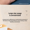 Nahaufnahme einer großen, dunklen Unterlayermatte mit einer Hand, die eine Maus und ein Smartphone bedient.
