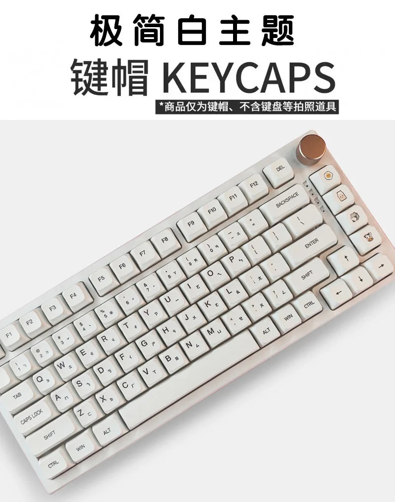 Nahaufnahme einer weißen mechanischen Tastatur mit PBT-Tasten und roségoldigem Akzent, die verschiedene Funktionstasten zeigt