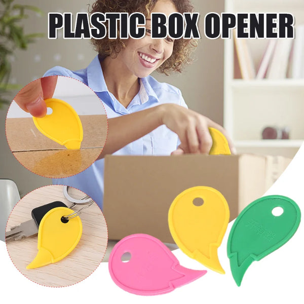 Eine Person benutzt einen gelben Plastikkartonöffner und ein Schneidwerkzeug, um eine Pappschachtel zu öffnen.