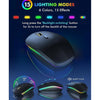 Schwarze kabellose Gaming-Maus mit anpassbaren RGB-Lichteffekten und Tastaturkombination in verschiedenen Farben.